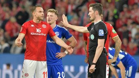 Schiedsrichter Matthias Jöllenbeck (r.) gab in der Nachspielzeit Elfmeter für Schalke