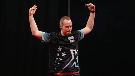 Max Hopp (Bild) rettet Gerwyn Price beim Darts Players Championship in Wigan