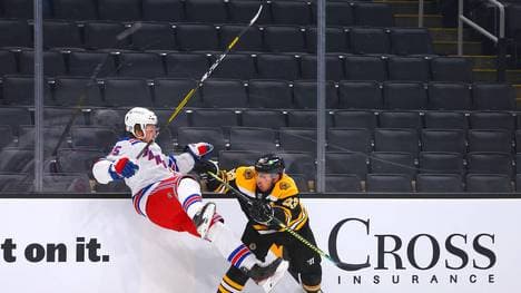 Checks dieser Art sind bei Brad Marchand (r.) von den Boston Bruins eher Regel als Ausnahme