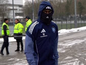 Der Hamburger SV hat Jean-Luc Dompé vorerst suspendiert. Der HSV-Star sorgte bei den Rothosen für einen Eklat, weil er alkoholisiert in den Straßenverkehr eingriff. Trainer Merlin Polzin muss auf der PK mehrere Fragen zu diesem Thema beantworten.