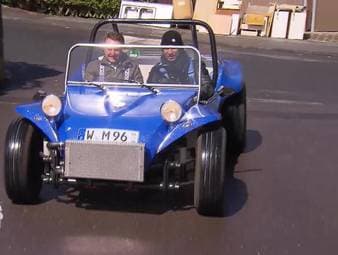 Zuschauerkandidat Patrick hätte gerne ein Fun-Car! Für seinen Sommer-Zweitwagen hat er auch einiges gespart: 17.000€ Budget ermöglicht einiges an Spielraum.
Sunnyboys Jean Pierre und Sidney schauen sich einen Buggy – Marke Eigenbau - , einen österreichischen Puch und den neuen deutschen Quadix an.
Echtes motorisiertes Sommerfeeling, nur auf Sport1!