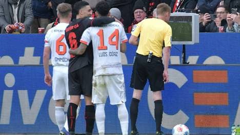 Einer der VAR-Eingriffe bei Bayer gegen Bayern