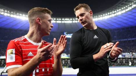 Joshua Kimmich (l.) im Gespräch mit Kapitän Manuel Neuer (r.)