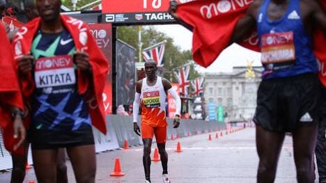 Eliud Kipchoge kommt klar nach dem Sieger ins Ziel