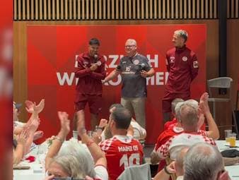 Nadiem Amiri teilt bei einem Fanevent des FSV Mainz 05 mit, dass er beim Verein bleibt. Nach der Ankündigung brandet Applaus auf. 