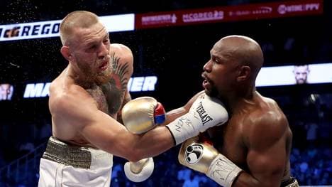 Floyd Mayweather (r.) musste zu Beginn des Kampfes einige Treffer von Conor McGregor einstecken