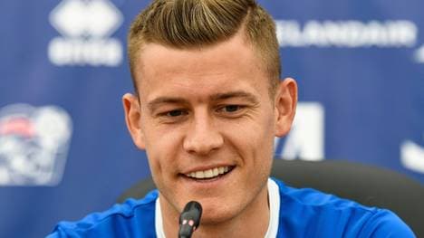Alfred Finnbogason kann mit Island in Augsburg bleiben