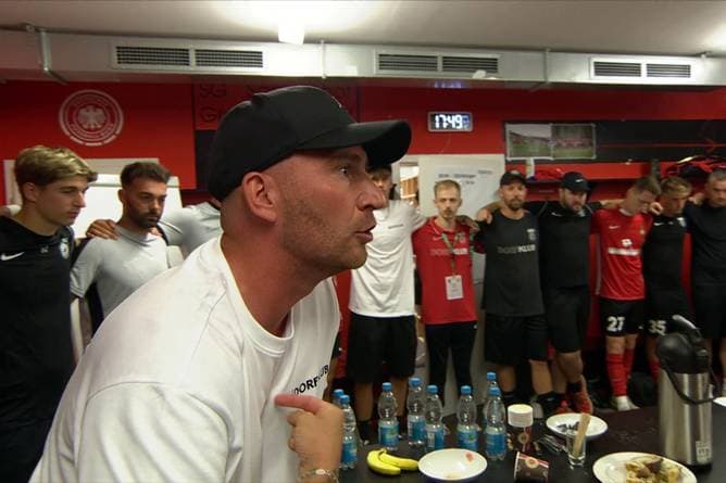 Emotionale Kabinenansprache bei "Dorfklub" vor Pokalspiel