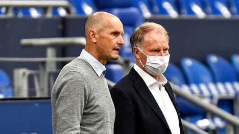 Stefan Reuter (r.) ist mit der Arbeit von Trainer Heiko Herrlich zufrieden