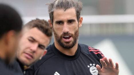 Javí Martinez plauderte im Training mit Lucas Hernández (l.)