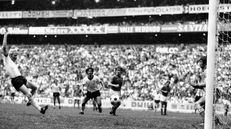 Tor im Jahrhundertspiel: Ausgerechnet Schnellinger (l.)