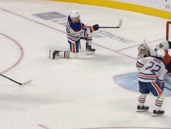 Die Edmonton Oilers um Leon Draisaitl kämpfen gegen die Philadelphia Flyers um jeden Zentimeter. In der Verlängerung können sie auf ihren Overtime-Spezialisten Jack Roslovic setzen.