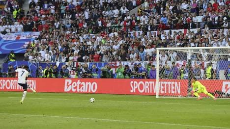 Saka verwandelte sicher gegen die Schweiz