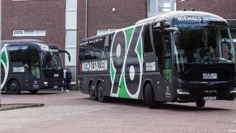 Die Mannschaft von Hannover 96 kam mit dem Bus am Stadion an