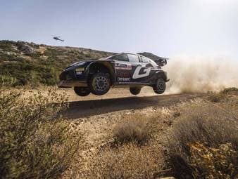 Was für ein Drama! Sébastien Ogier erlebt im Kampf um den WM-Titel einen bitteren Rückschlag und crasht auf der letzten Wertungsprüfung. Kontrahent und WM-Leader Thierry Neuville profitiert und siegt in Griechenland.