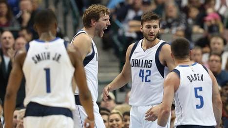 Dirk Nowitzki feiert mit den Dallas Mavericks gegen die Hornets den zweiten Sieg in Folge
