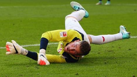 Kölns Keeper Timo Horn findet zwölf Zentimeter langen Nagel im Strafraum.