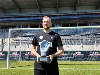 Nicolas Kristof von der SV Elversberg bekommt von "Schöner Wohnen Polarweiss" und SPORT1 die Trophäe für meisten Zu-Null-Spiele in der abgelaufenen Zweitliga-Saison.