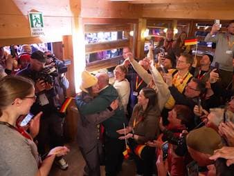 Julia Taubitz gewinnt Gold im Einsitzer-Rodeln. Davon träumt sie schon seit Kindheitstagen. Umso bitterer endet der Abend für ihre Kollegin Merle Fröbel. Doch Taubitz weiß, wie man mit einem solchen Rückschlag umgeht.