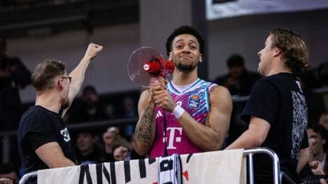 Alijah Comithier im Fanblock der Baskets Bonn 