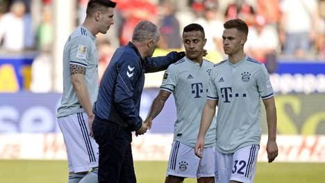 März 2019: Nach dem Spiel tröstet Freiburgs Trainer Christian Streich Thiago (M.) und Joshua Kimmich (r.) 