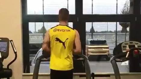 Marco Reus in der Reha auf dem Laufband 