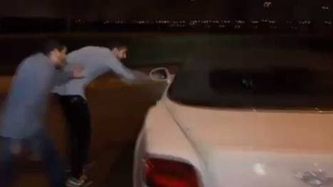 Ein Fan schlug auf das Auto von Gareth Bale ein