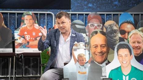 Doppelpass-Moderator Thomas Helmer mit Dopa(pp)-Fans im Hilton Munich Airport