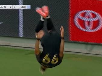 Der Los Angeles FC feiert einen souveränen 4:0-Erfolg gegen Sporting Kansas City und fährt hochverdient die nächsten drei Punkte ein. Ein Torjubel sticht dabei ins Auge. 