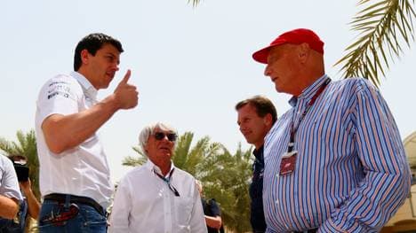 Toto Wolff (l.) im Gespräch mit Bernie Ecclestone (2.v.l.), Christan Horner (2.v.r.) und Niki Lauda (r.)