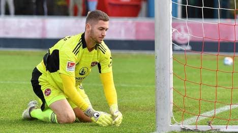 Torhüter Carl Klaus ist nicht zu beneiden: Der 1. FC Nürnberg fängt sich eine deutliche Niederlage ein