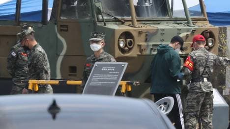 Heung-Min Son (2.v.r.) meldete sich in Südkorea zum Militärdienst