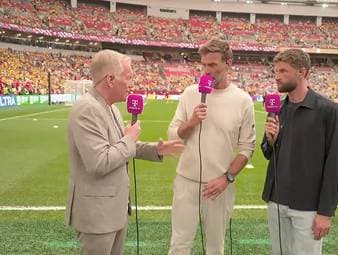 Thomas Müller äußert sich zu Jürgen Klopp als möglichem neuen Bundestrainer und spricht auch darüber, worauf es in Zukunft ankommen wird. Auch Jürgen Klopp selbst geht auf dieses Thema ein.