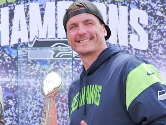 Seahawks-Legende Mack Strong hat ein Flagfootball-Event für Kinder in Düsseldorf besucht. Im Schlepptau hatte er die Super Bowl-Trophäe und Bundesliga-Torwart Kevin Müller.