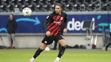 Nnamdi Collins feiert gegen den SV Werder Bremen sein Profidebüt