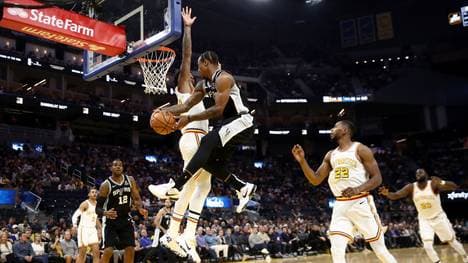 Die San Antonio Spurs haben einen Sieg gegen die Golden State Warriors gefeiert
