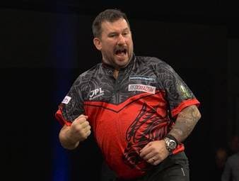 Jonny Clayton gewinnt sein Viertelfinale der Premier League of Darts gegen Michael van Gerwen deutlich und checkt den Big Fish zum Match.