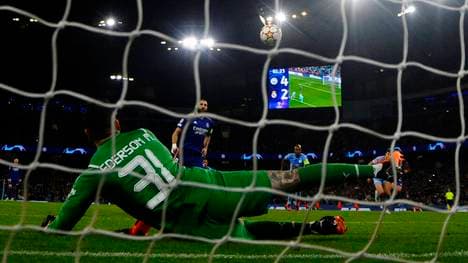 Karim Benzema verwandelt per Panenke-Elfmeter zum 3:4 gegen Manchester City