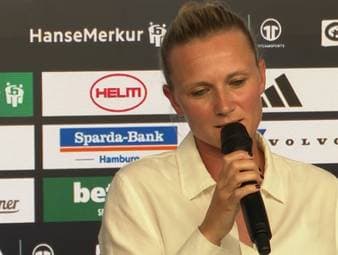 Kathleen Krüger wurde beim Hamburger SV als erste Sportvorständin der Bundesliga offiziell vorgestellt. Angesprochen auf Mittelfeldspieler Fabio Viera hat die neue Chefin direkt schlechte Nachrichten. 