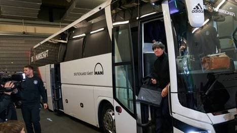 Bundestrainer Joachim Löw auf Reisen mit dem DFB-Tross (Archivfoto)