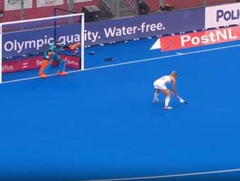 Die deutschen Hockey-Frauen ziehen nach dem starken  3:1 im letzten Gruppenspiel gegen die USA mit 6 Punkten in die Zwischenrunde ein.