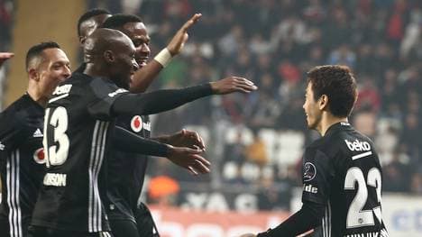 Shinji Kagawa bejubelt mit seinen Mitspielern seine ersten beiden Tore für Besiktas
