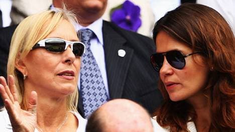 Martina Navratilova (l.) machte ihrer Freundin Julia Lemigova einen Antrag