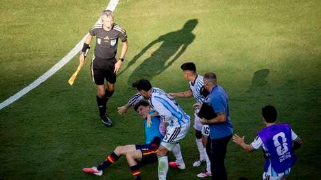 Leandro Paredes (m.) hat Gavi zu Boden gestoßen