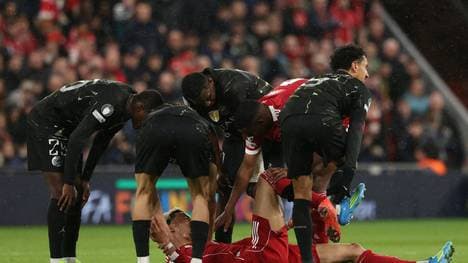 Spieler versammeln sich um den verletzten Ekitike