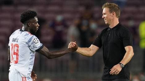 Alphonso Davies (l.) geht von einem Comeback von Trainer Julian Nagelsmann beim FC Bayern aus (Archivfoto)