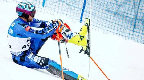 AJ Ginnis plagt über Taubheit im linken Bein