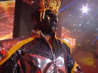 Hinter dieser Maske verbirgt sich ein alter Bekannter: Beim WWE Royal Rumble 2024 feiert Andrade sein Comeback beim Wrestling-Marktführer.