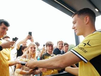 Konstantinos Karetsas hat kurz nach seiner offiziellen Vorstellung beim BVB direkt für viele glückliche Fans gesorgt – und für volle Mägen obendrein.