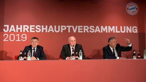 Im vergangenen Jahr verkündete Uli Hoeneß (M.) als Präsident des FC Bayern seinen Rückzug